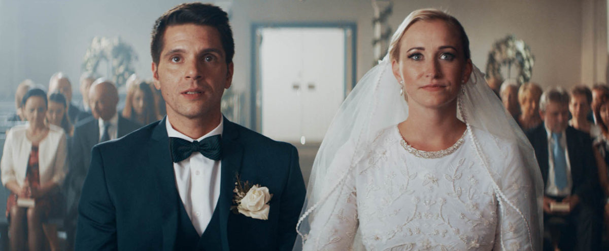Filmstill aus „Avanti – Commercial · Bis dass der Job euch scheidet?“