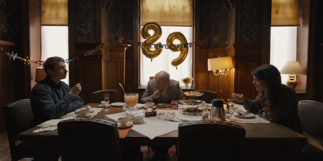 Filmstill aus „Deutsche Alterskasse – Spec-Spot“